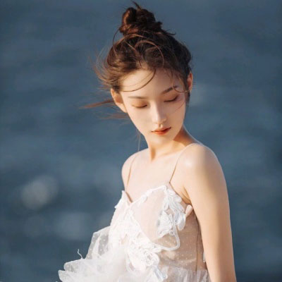 电眼女生购物
